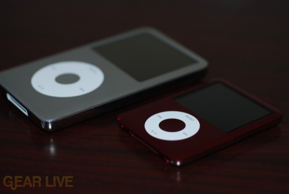 Bird’s Eye iPod nano to iPod classic size comparison