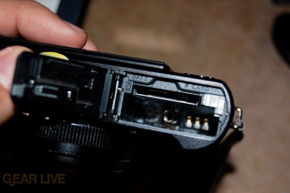 Panasonic Lumix LX3 battery and card slot