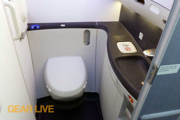 United Boeing 787 Dreamliner Lavatory